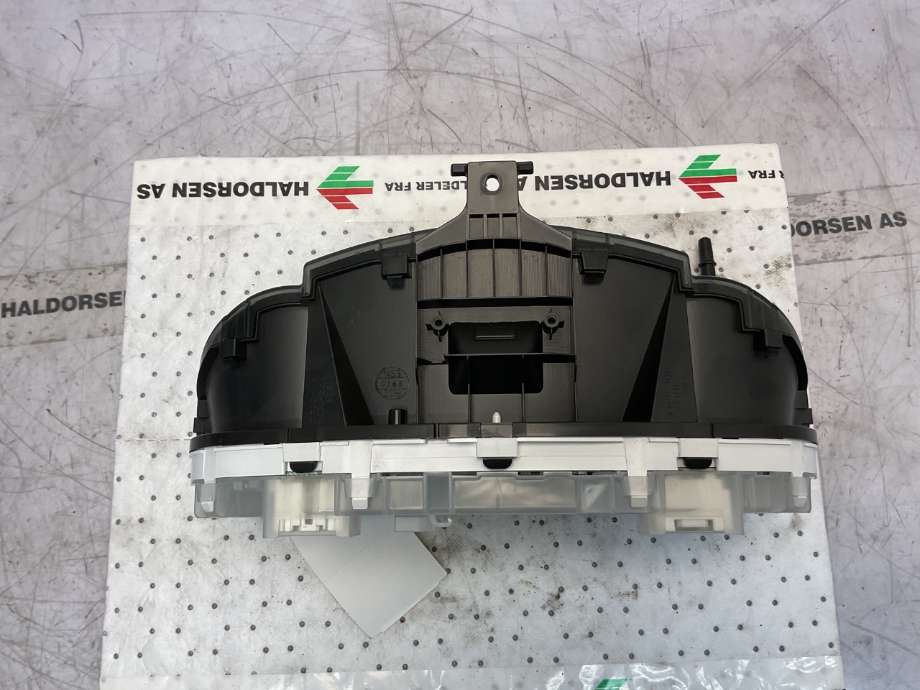 Instrumentpanel til Mitsubishi Pajero 2016-2019 (Type IV, Fase 2)  (MITSUBISHI|8100C256|)