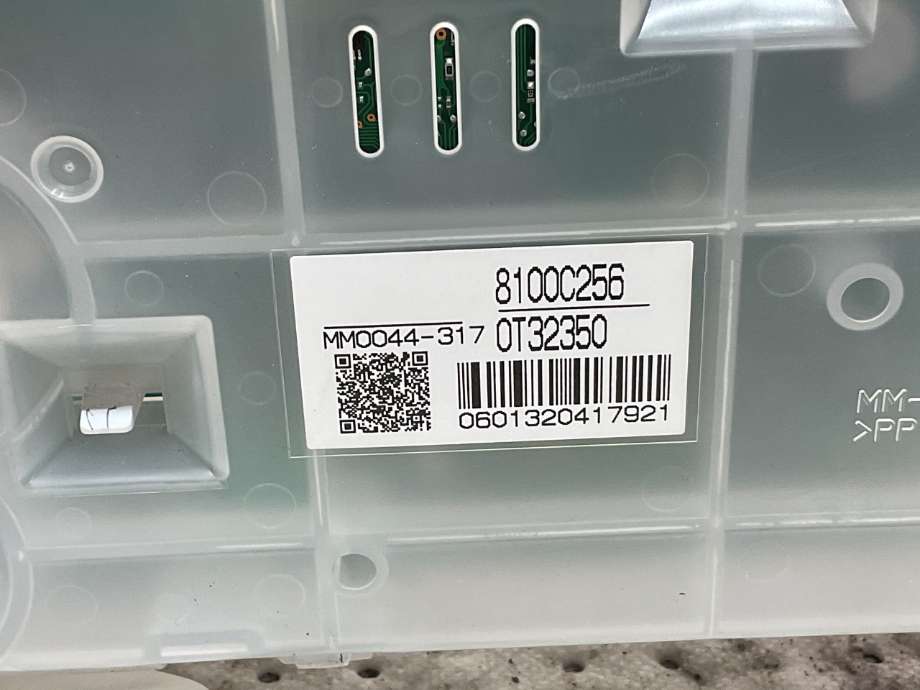 Instrumentpanel til Mitsubishi Pajero 2016-2019 (Type IV, Fase 2)  (MITSUBISHI|8100C256|)