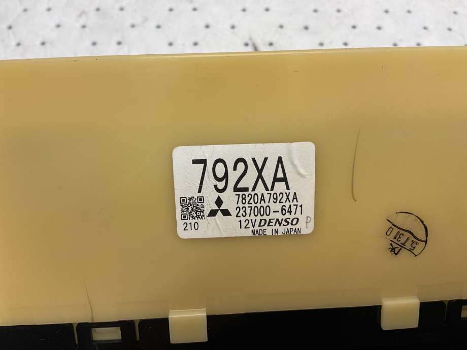 Varmeapparat betjening til Mitsubishi Pajero 2016-2019 (Type IV, Fase 2)  (MITSUBISHI|7820A792XA|)