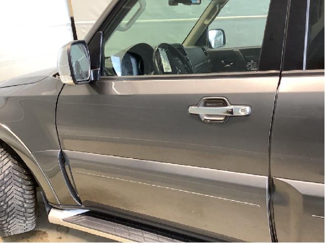 Dør venstre foran til Mitsubishi Pajero 2016-2019 (Type IV, Fase 2)  (MITSUBISHI|5700A877|)