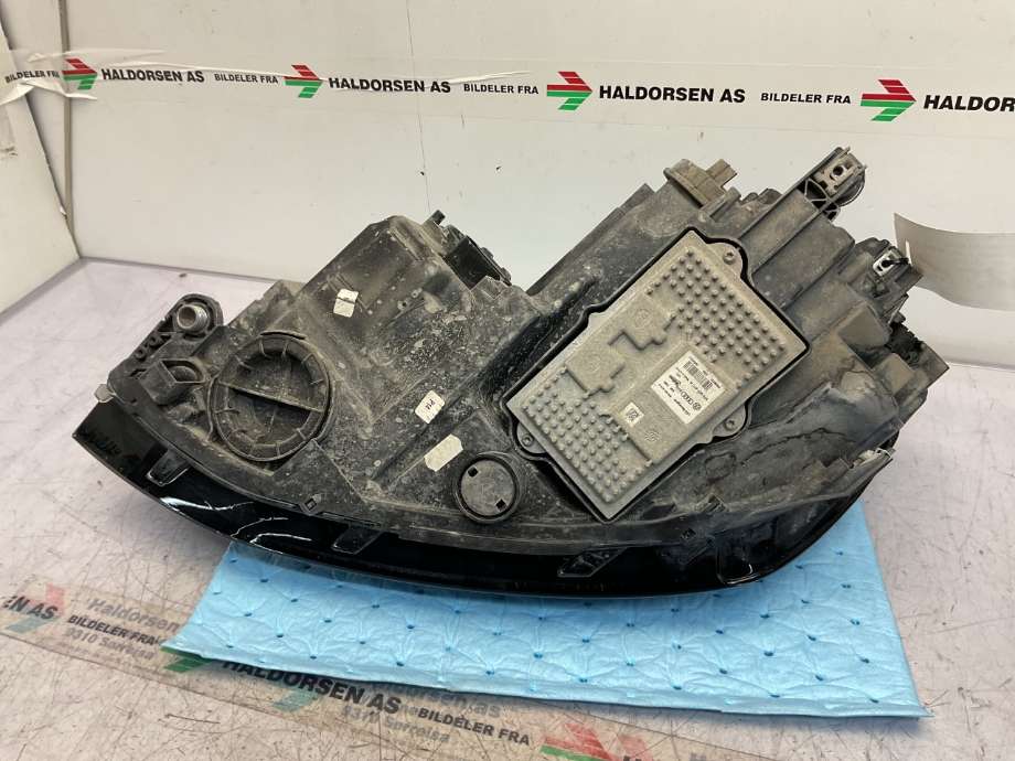 Frontlykt høyre halogen til VW e-Golf 2014-2017 (Fase 1)  (VOLKSWAGEN|5GE 941 774|)