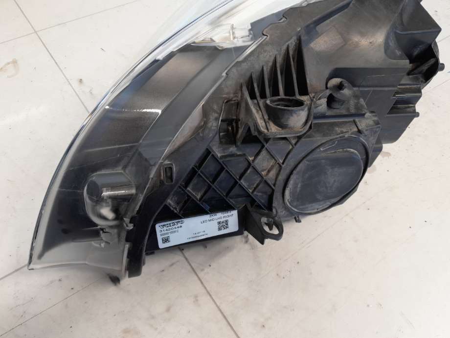 Frontlykt høyre halogen til Volvo V40 2012-2019  (VOLVO|31467077|)