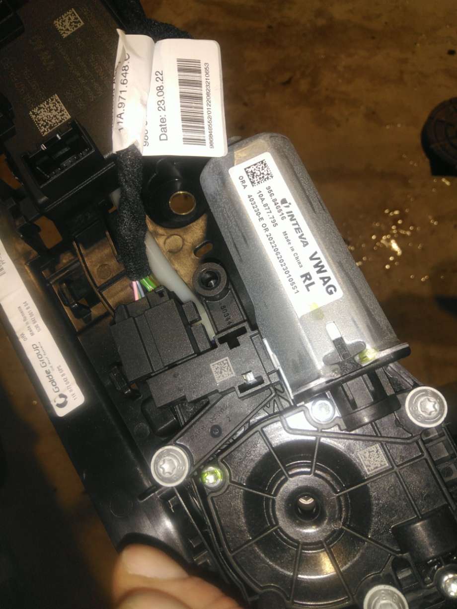 Takluke til VW ID.5 2022-->> (VOLKSWAGEN|11E 877 049|RAMME|)