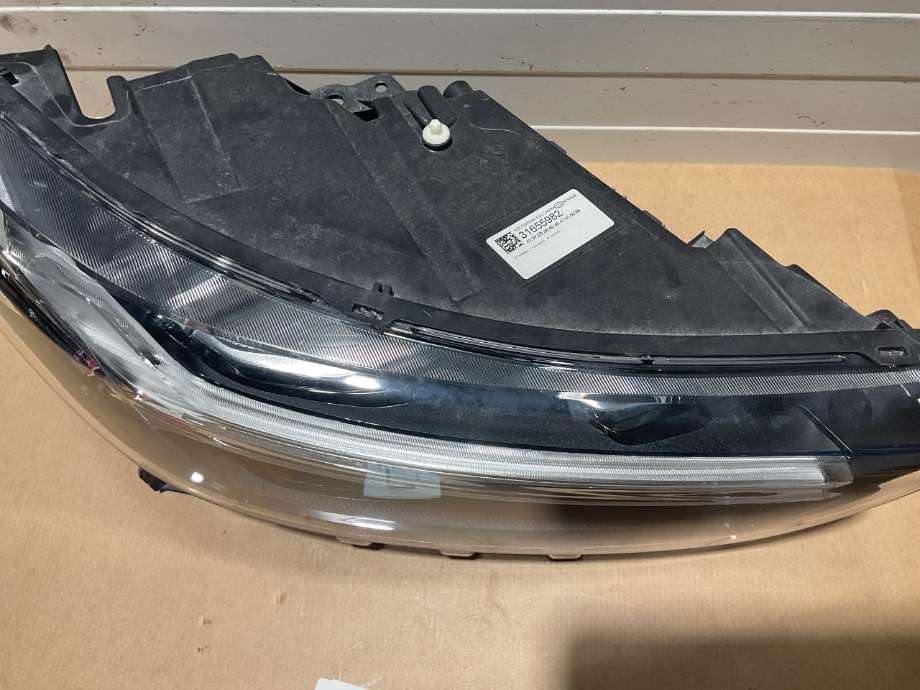 Frontlykt høyre halogen til Volvo XC40 2018-2024  (VOLVO|31655983|)