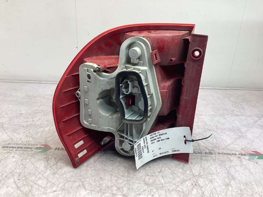 Baklykt venstre til Škoda Yeti 2009-2013 (Fase 1)  (SKODA|5L0 945 111|)