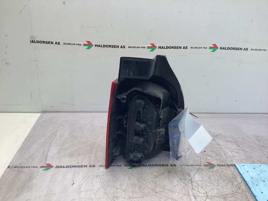 Baklykt høyre til VW Transporter / Caravelle 2009-2015 (Fase 2) (T5) (T5) (VOLKSWAGEN|7H0 945 096 L|)