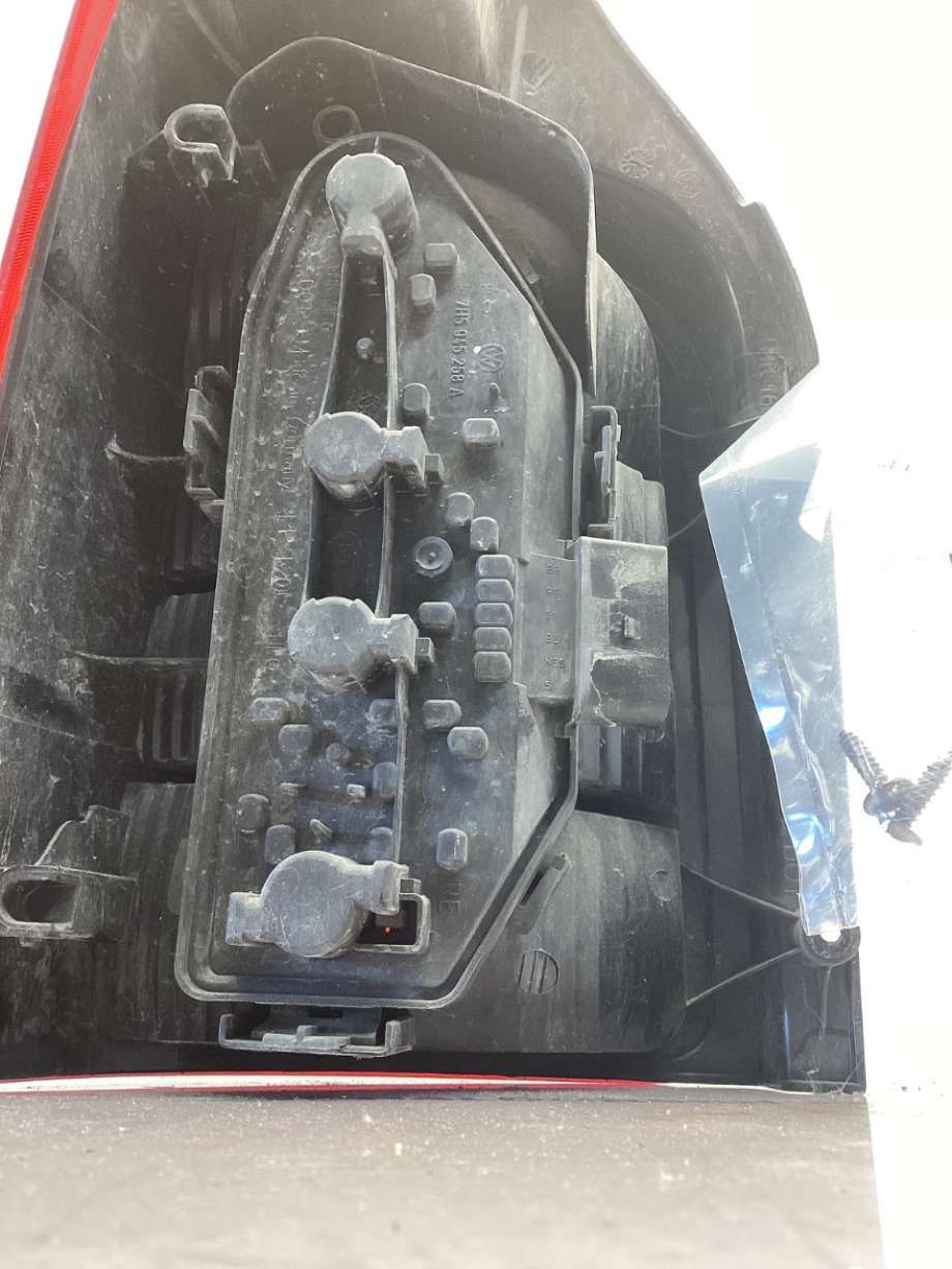 Baklykt høyre til VW Transporter / Caravelle 2009-2015 (Fase 2) (T5) (T5) (VOLKSWAGEN|7H0 945 096 L|)