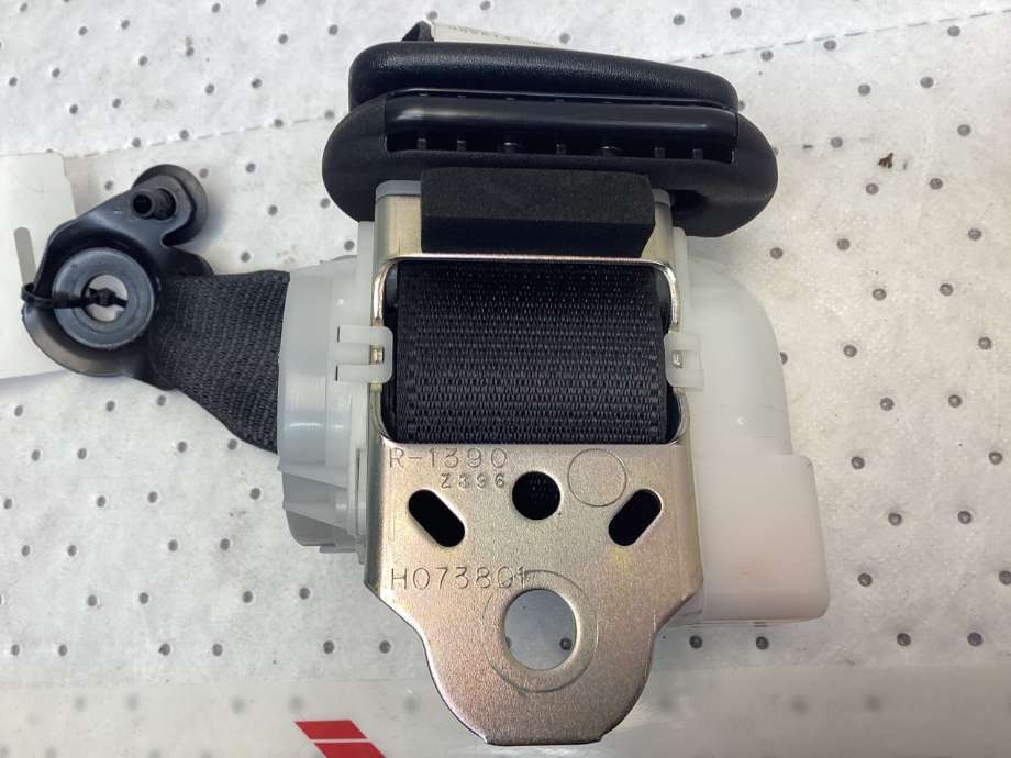 Sikkerhetsbelte bak høyre til Toyota Yaris 2014-2020 (Type III, Fase 2)  (TOYOTA|733600D201C2|)