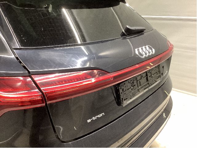 Bakluke til Audi e-tron 2018-->> (AUDI|4KE 827 025 B|)