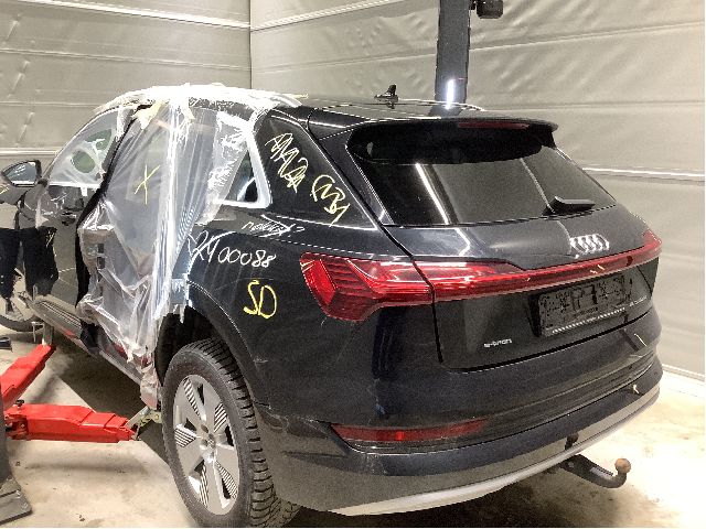 Bakluke til Audi e-tron 2018-->> (AUDI|4KE 827 025 B|)