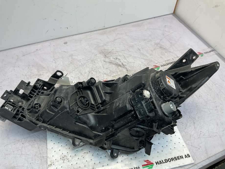 Frontlykt høyre halogen til Mazda 3 2013-2016 (Type III, Fase 1)  (MAZDA|BHR251031A|)