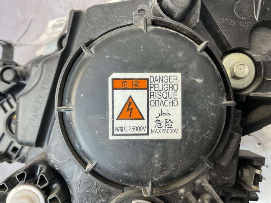 Frontlykt høyre halogen til Mazda 3 2013-2016 (Type III, Fase 1)  (MAZDA|BHR251031A|)