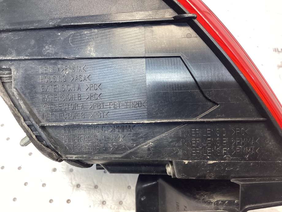 Baklykt venstre til Mazda 3 2013-2016 (Type III, Fase 1)  (MAZDA|B45D51160C|)