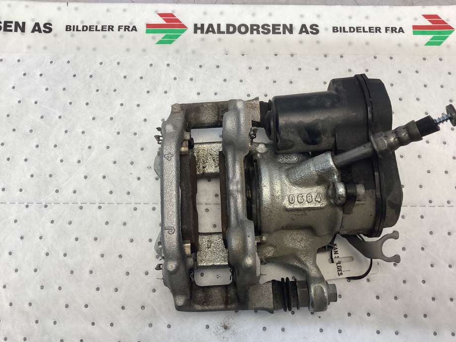 Bremsecaliper venstre bak til BMW X1 2022-->> (U11) (U11) (BMW|34 20 8 837 109|)