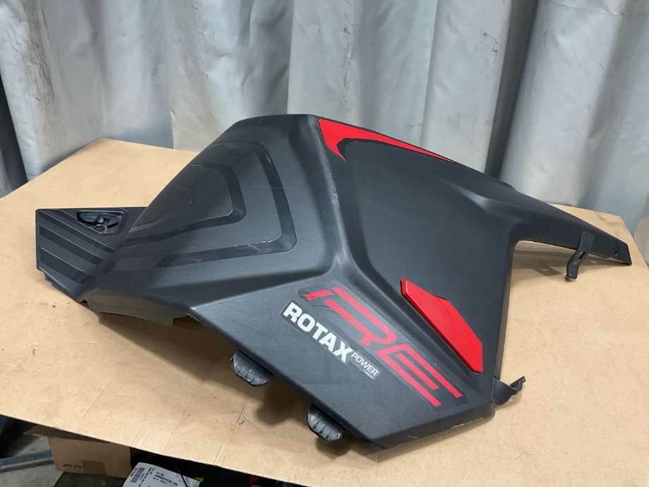 MC, Kåpe, høyre til Snøscooter Lynx øvrige 0-->>  (LYNX BOONDOCKER RE3700 850 
E-||Re)