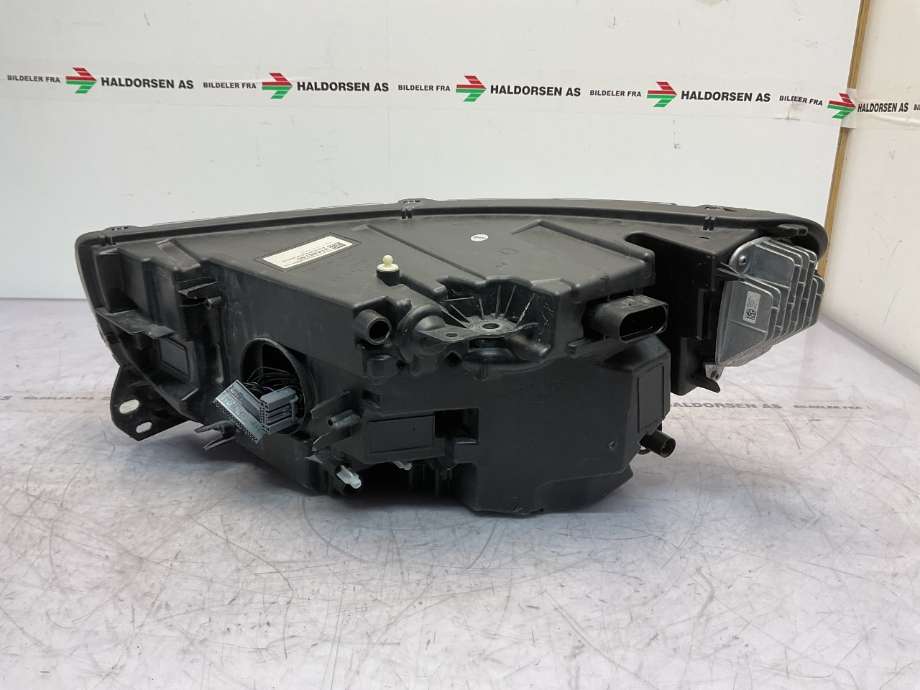 Frontlykt høyre halogen til Volvo XC40 2018-2024  (VOLVO|31446785|)