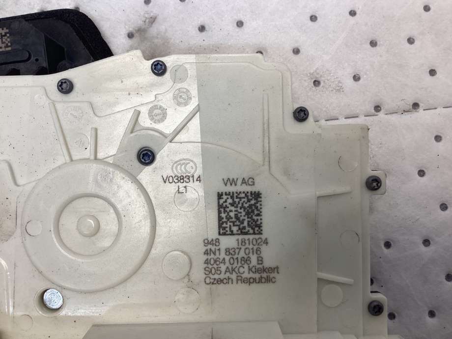 Låsekasse høyre til VW ID.7 2023-->>  (VOLKSWAGEN|4N1 837 016|)