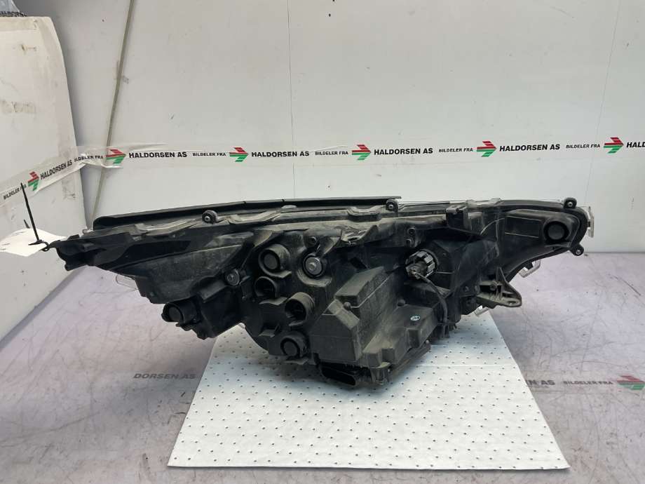 Frontlykt venstre halogen til Toyota RAV4 2019-->> (Type V)  (TOYOTA|8118542E10|)