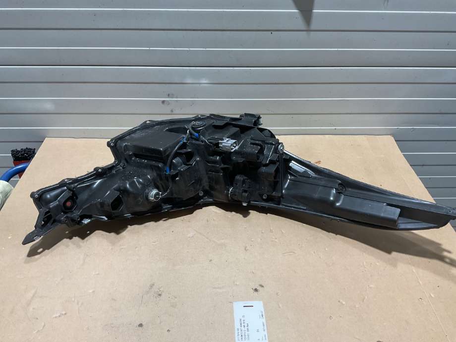 Frontlykt venstre halogen til Toyota C-HR 2016-->>  (TOYOTA|81170F4180|)