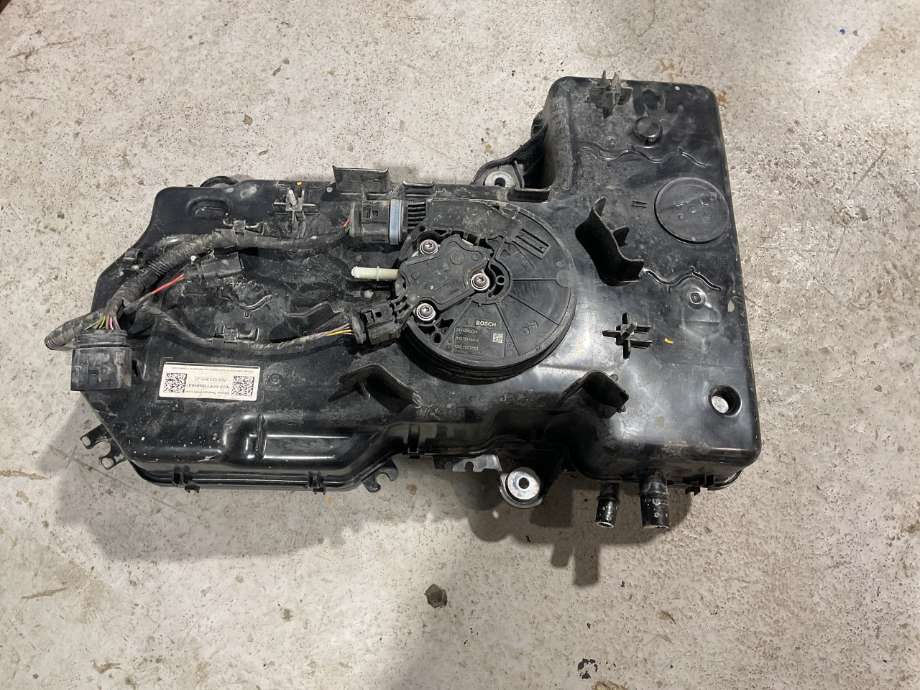 AdBlue tank til VW Transporter / Caravelle 2019-->> (T6.1) (T6.1) (VOLKSWAGEN|7E0 131 877 J|)