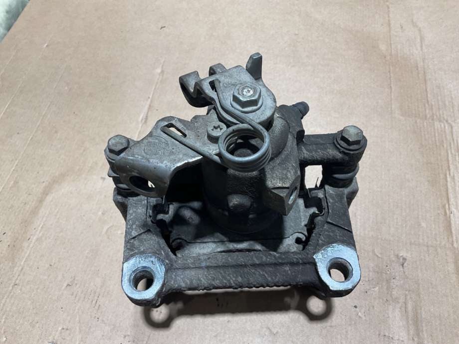 Bremsecaliper høyre bak til VW Transporter / Caravelle 2019-->> (T6.1) (T6.1) (VOLKSWAGEN|7H0 615 424 A|7H0 615 425 A|)