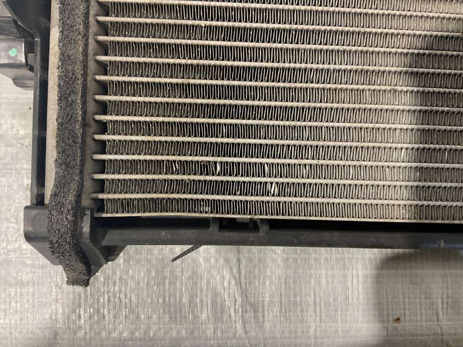 Radiator (automat gir) til Tesla Model 3 2018-2023 (Fase 1)  (TESLA|1077082-00-C|)