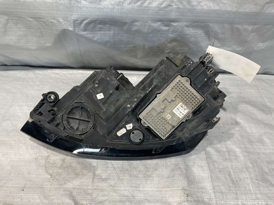 Frontlykt høyre halogen til VW e-Golf 2014-2017 (Fase 1)  (VOLKSWAGEN|5GE 941 774|)