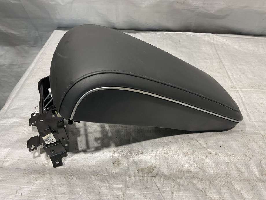 Sete armlene lokk til Hyundai Ioniq 5 2021-->>  (HYUNDAI|84660GI000NNB|)