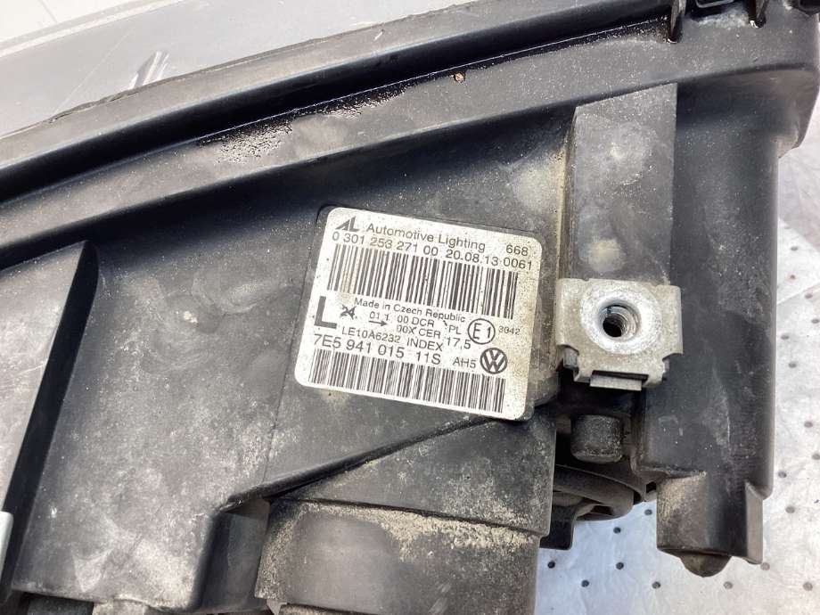 Frontlykt venstre halogen til VW Transporter / Caravelle 2009-2015 (Fase 2) (T5) (T5) (VOLKSWAGEN|7E5 941 017 B|7E5 941 017|)