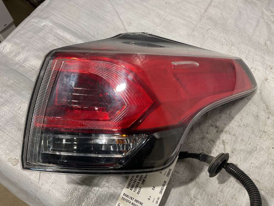Baklykt høyre til Toyota RAV4 2016-2019 (Type IV, Fase 2)  (TOYOTA|8155142201|)
