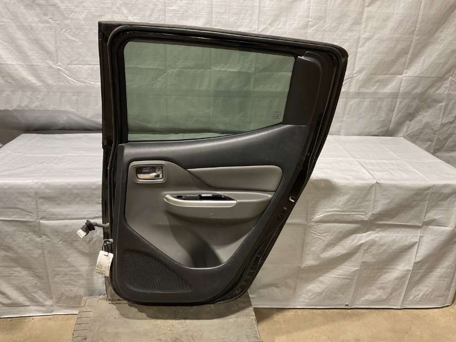 Dør høyre bak til Mitsubishi L200 2019-->> (Type V, Fase 2)  (MITSUBISHI|5730B492|)