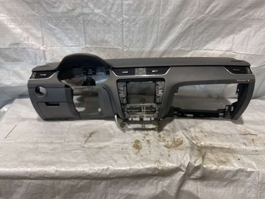 Dashbord til Škoda Octavia, 2013-2016 (Type III, Fase 1)  (SKODA|5E1 857 007 AB)