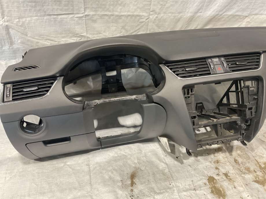 Dashbord til Škoda Octavia 2013-2016 (Type III, Fase 1)  (SKODA|5E1 857 007 AB|)