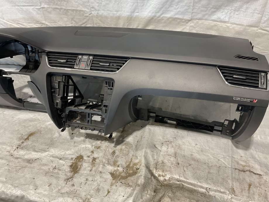 Dashbord til Škoda Octavia 2013-2016 (Type III, Fase 1)  (SKODA|5E1 857 007 AB|)
