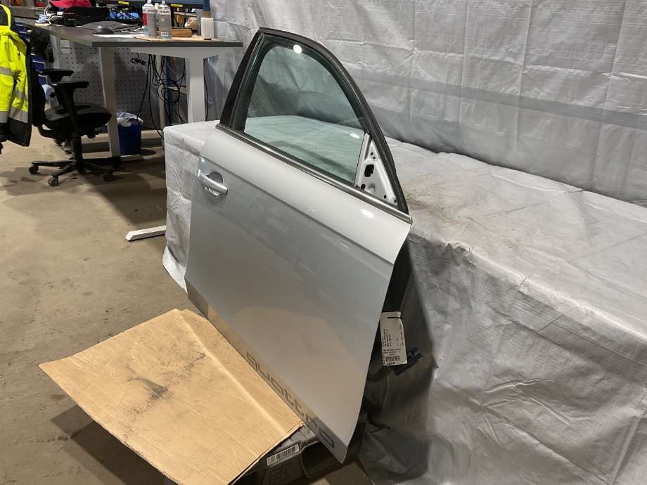 Dør høyre foran til Audi A4 2007-2014 (Type IV) (B8) (B8) (AUDI|8K0 831 052 J|)