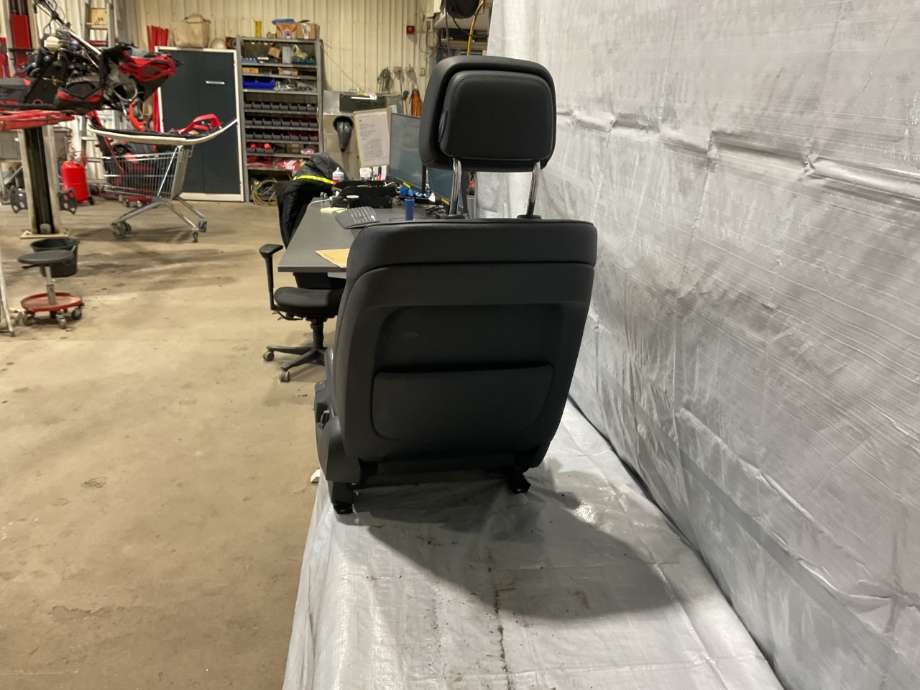 Sete foran venstre til BMW 5-Serie 2010-2017 (F10/F11) (F10/F11) (BMW|SPORTS SEAT|LEATHER "DAKOTA"/SCH|)