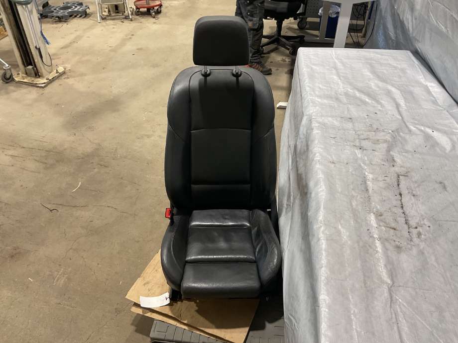 Sete foran venstre til BMW 5-Serie 2010-2017 (F10/F11) (F10/F11) (BMW|SPORTS SEAT|LEATHER "DAKOTA"/SCH|)