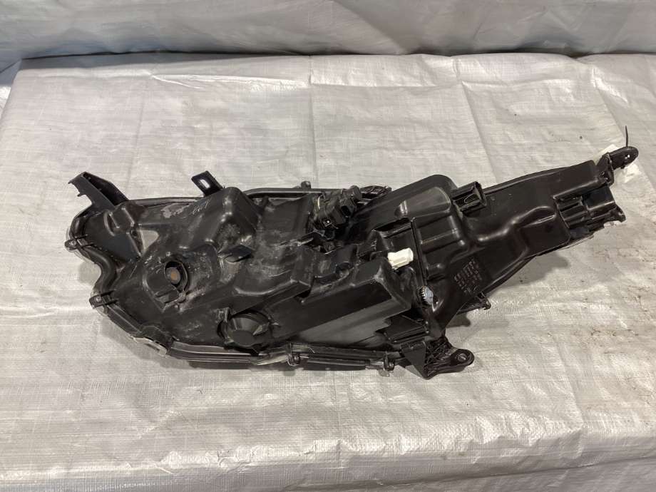 Frontlykt høyre halogen til Toyota Yaris 2020-->> (Type IV)  (TOYOTA|81110K0081|)