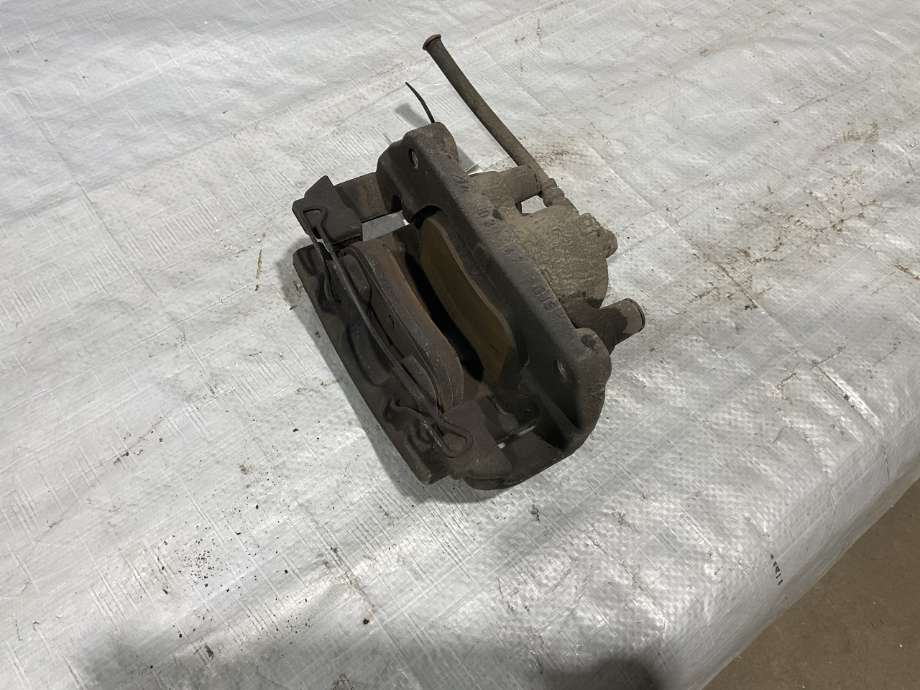 Bremsecaliper venstre foran til Mercedes Citan 2021-->> (W420) (W420) (MERCEDES|A 420 420 28 00|)