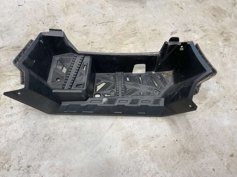 Diverse deler til ATV ATV diverse merker 0-->>  (POLARIS SPORTSMAN TOURING 570|5450544-070|HØYRE SIDE|FOTBRØNN PLAST)