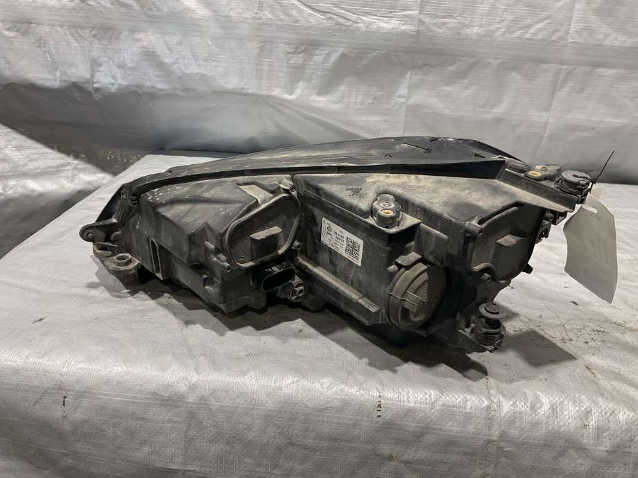 Frontlykt høyre halogen til VW e-Golf 2014-2017 (Fase 1)  (VOLKSWAGEN|5GE 941 774|MED STYREENHETER|)
