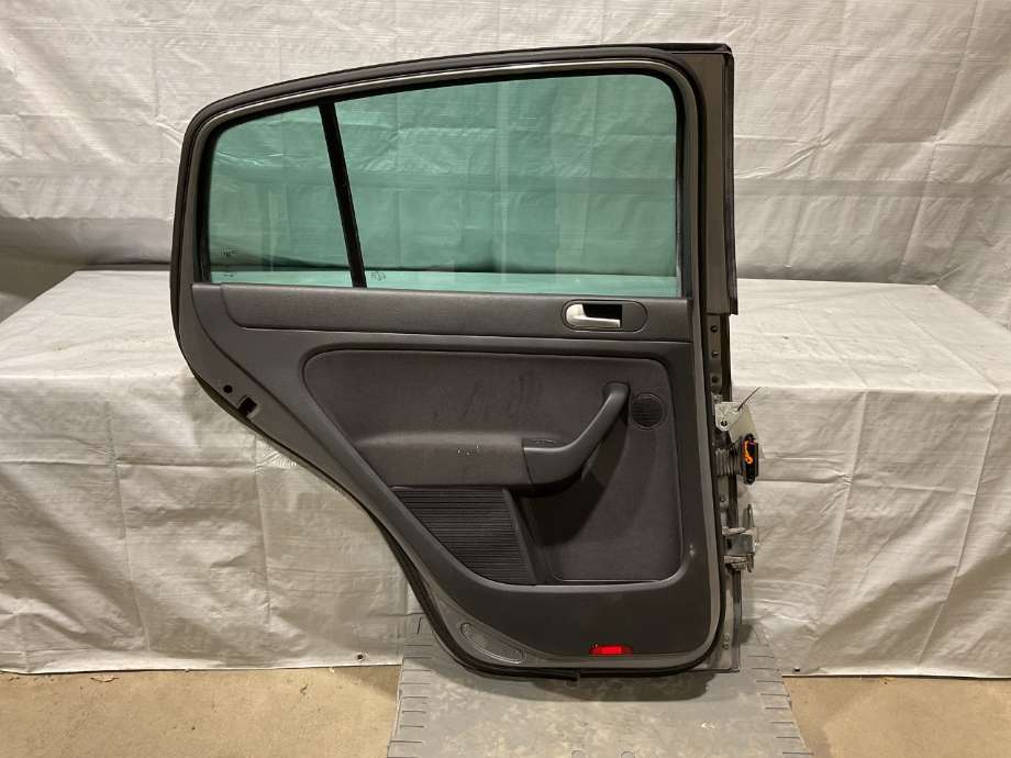 Dør venstre bak til VW Golf, Plus/Cross 2009-2013 (Fase 2)  (VOLKSWAGEN|5M0 833 105 B|)