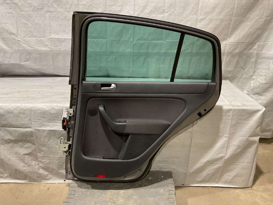 Dør høyre bak til VW Golf, Plus/Cross 2009-2013 (Fase 2)  (VOLKSWAGEN|5M0 833 106 B|)