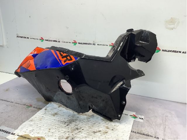 MC, Kåpe, høyre til Snøscooter Yamaha øvrige 0-->>  (YAMAHA SIDEWINDER TURBO X-TX14|8KC-K8140-50-00|998 TURBO|SIDEWINDER XTX)