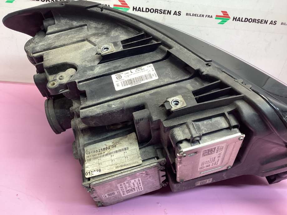 Frontlykt venstre halogen til VW Transporter / Caravelle 2015-2019 (T6) (T6) (VOLKSWAGEN|7E1 941 773|)