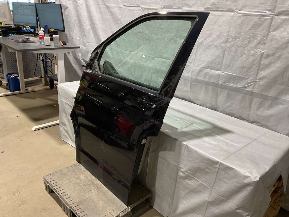 Dør venstre foran til VW Transporter / Caravelle 2015-2019 (T6) (T6) (VOLKSWAGEN|7E5 831 055 E|)