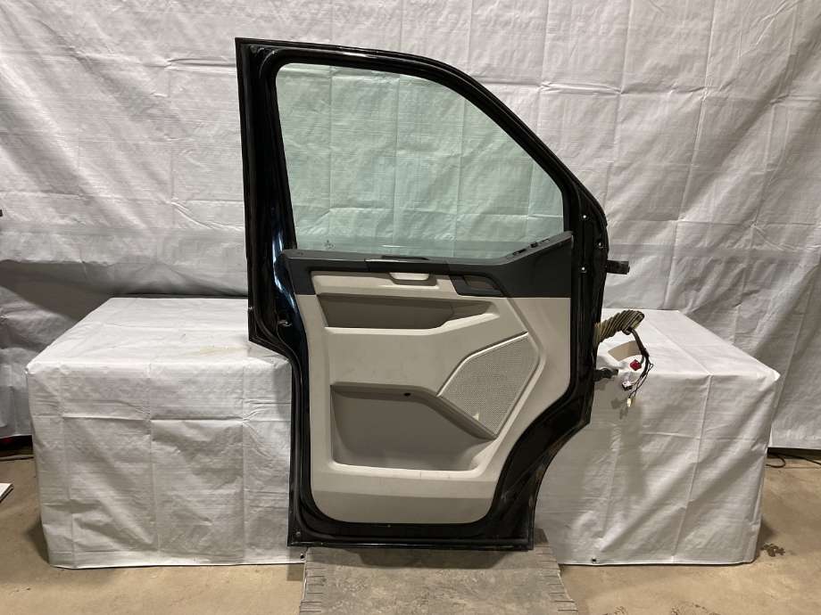 Dør venstre foran til VW Transporter / Caravelle 2015-2019 (T6) (T6) (VOLKSWAGEN|7E5 831 055 E|)