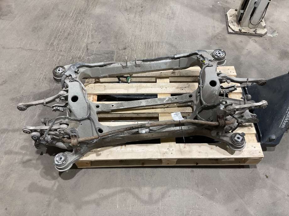 Travers bak til Tesla Model S, 2013-2016 (Fase 1)  (TESLA|6007012-00-F)
