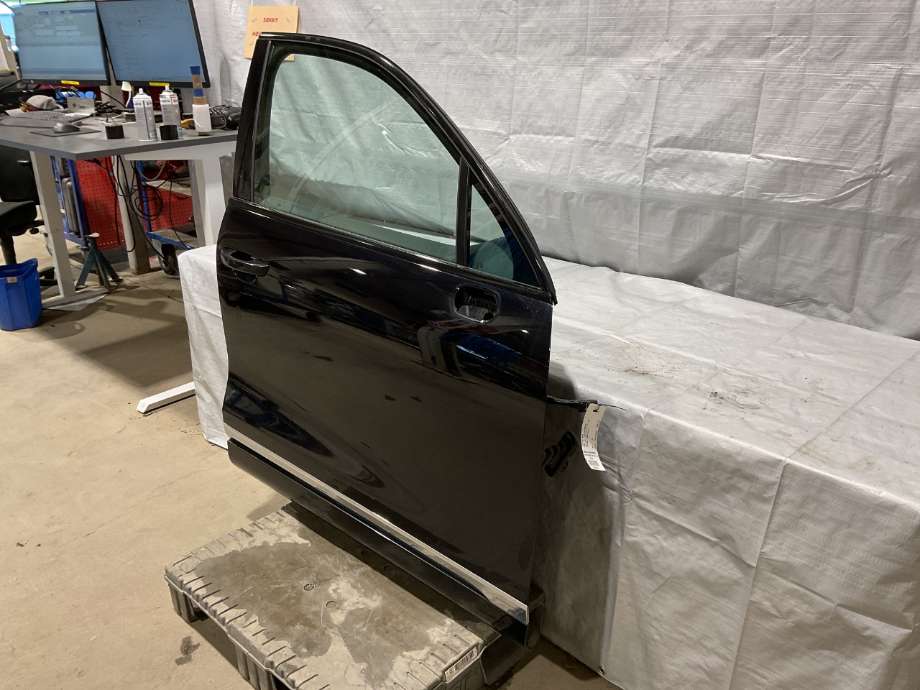 Dør høyre foran til VW Touareg 2010-2018 (Type II)  (VOLKSWAGEN|7P0 831 056|)