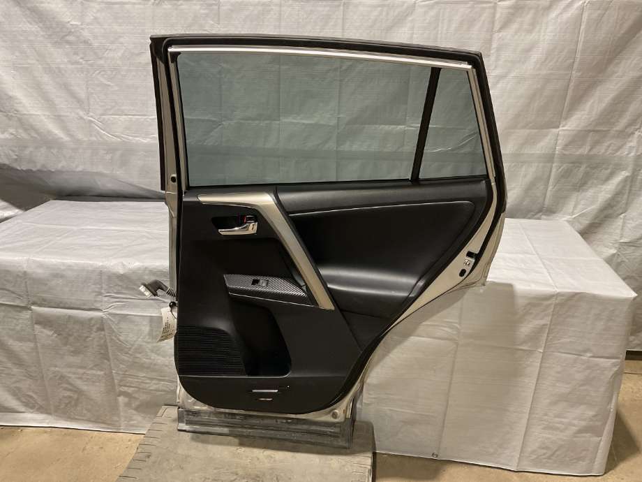 Dør høyre bak til Toyota RAV4 2013-2015 (Type IV, Fase 1)  (TOYOTA|6700342180|)